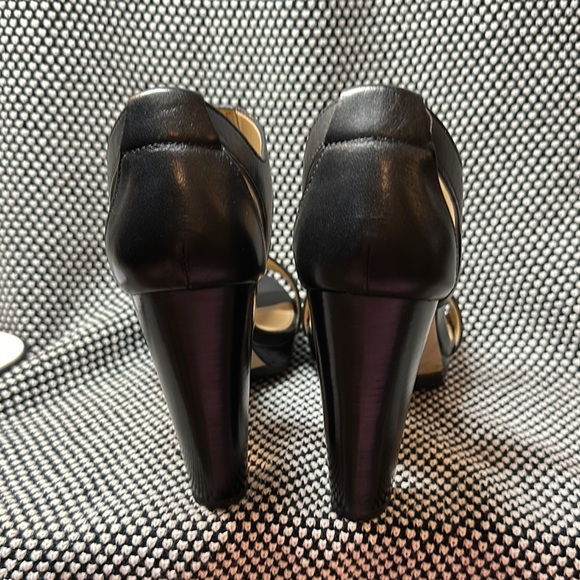 Michael Kors Berkley Black Platform T-Strap Sandals Black and Gold - Picture 4 of 9